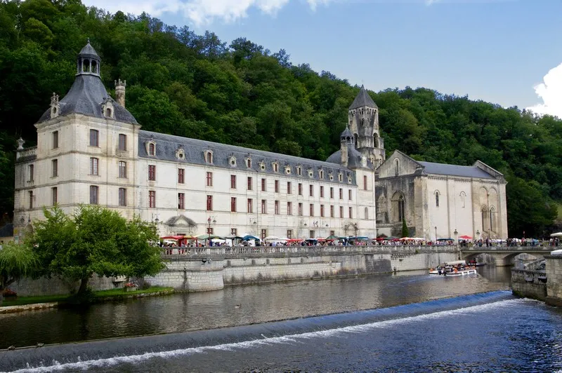 L'abbaye et le déversoir sur la Dronne