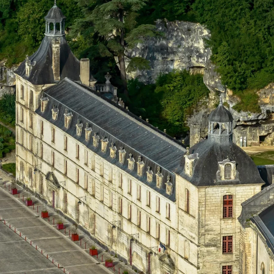 L'abbaye de Brantôme adossée à la falaise