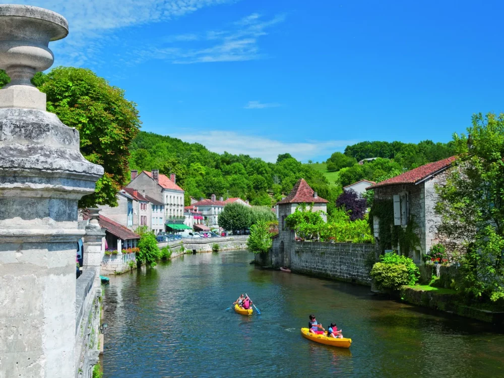Canoës sur la Dronne en ville