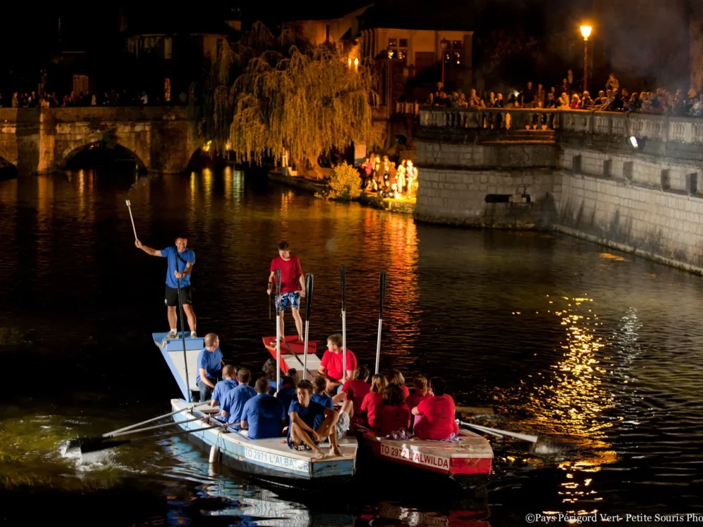 Joutes nautiques de nuit près du pont coudé